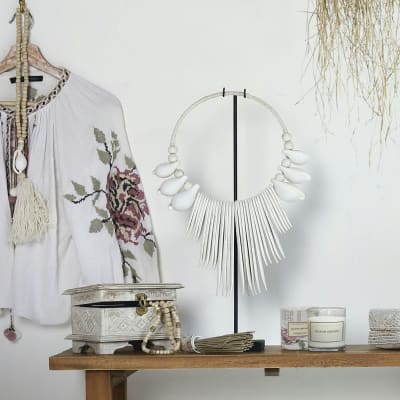 Delahoya Necklace with Stand