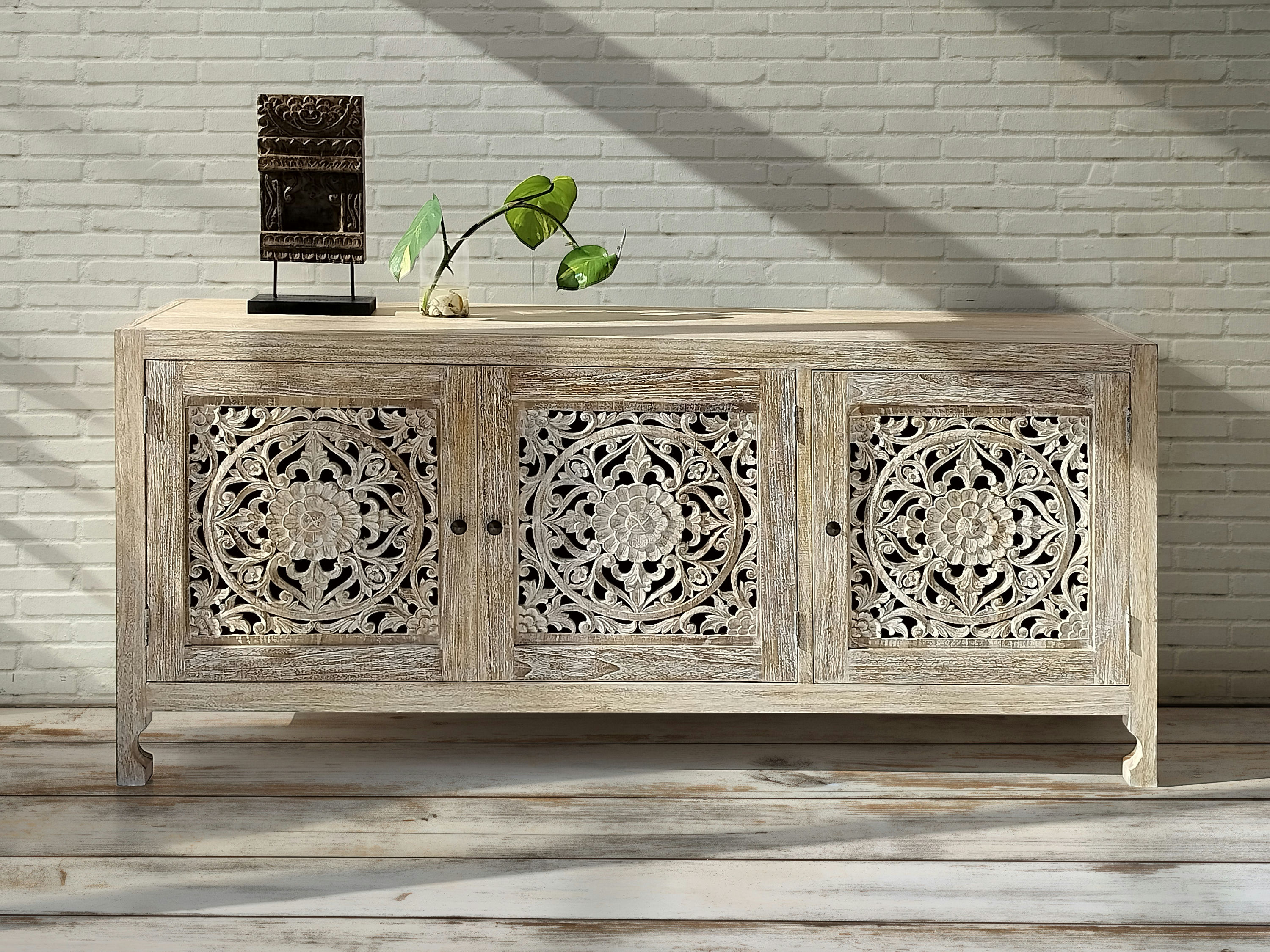 SAMBOJA CARVING BUFFET 3 DOORS White Wash